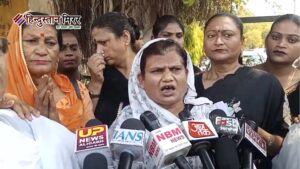 अलीगढ़ में किन्नरों का विरोध प्रदर्शन, मेडिकल जांच&hellip;