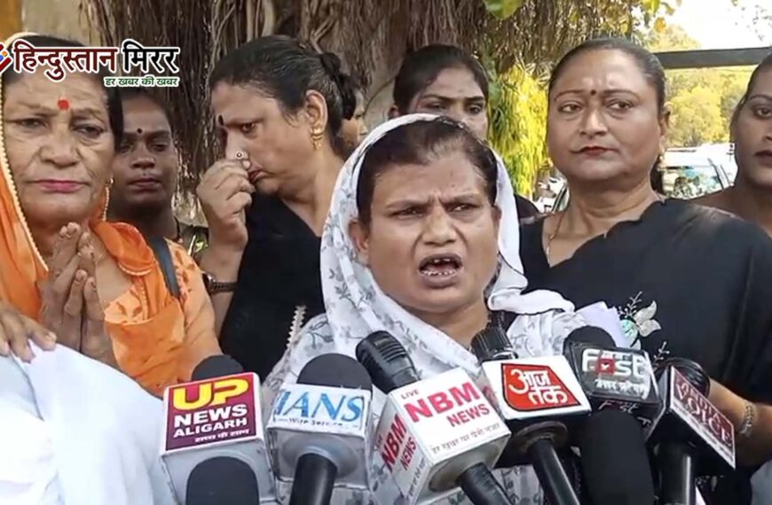 अलीगढ़ में किन्नरों का विरोध प्रदर्शन, मेडिकल जांच प्रावधान को बताया अपमानजनक, सरकार से संशोधन की मांग
