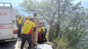 टिहरी में भीषण सड़क हादसा: 300 मीटर गहरी&hellip;