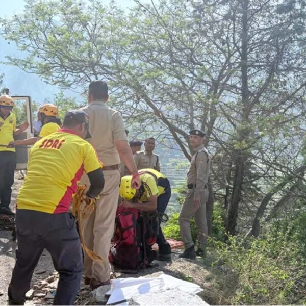 टिहरी में भीषण सड़क हादसा: 300 मीटर गहरी&hellip;