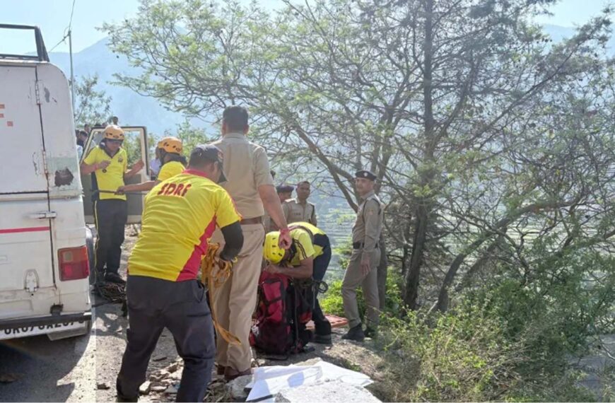 टिहरी में भीषण सड़क हादसा: 300 मीटर गहरी खाई में गिरी गाड़ी, 8 की मौत