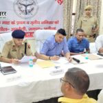 सम्पूर्ण समाधान दिवस में डीएम की संवेदनशील पहल, फरियादियों को कुर्सी पर बैठाकर सुनी समस्याएं