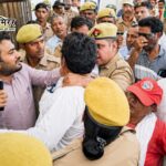 साथा चीनी मिल को लेकर डीएम कार्यालय पर हंगामा,प्रदर्शन के दौरान सपाइयों और पुलिस में नोंकझोंक