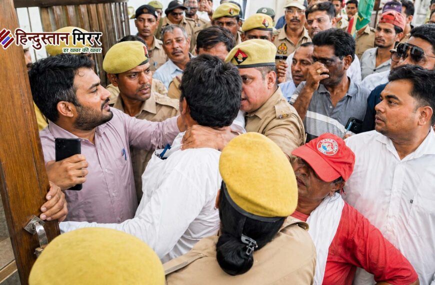 साथा चीनी मिल को लेकर डीएम कार्यालय पर हंगामा,प्रदर्शन के दौरान सपाइयों और पुलिस में नोंकझोंक