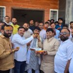 पश्चिम बंगाल में भाजपा की बंपर जीत पर अलीगढ़ में माना जश्न, कार्यकर्ताओं ने बांटे लड्डू