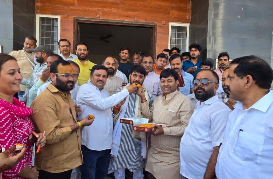 पश्चिम बंगाल में भाजपा की बंपर जीत पर अलीगढ़ में माना जश्न, कार्यकर्ताओं ने बांटे लड्डू
