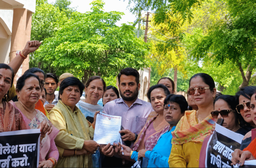 प्रधानमंत्री के सम्मान में भाजपा महिला मोर्चा का उग्र प्रदर्शन, राष्ट्रपति के नाम सौंपा ज्ञापन