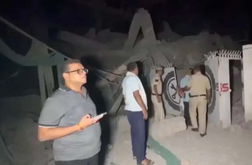 साकेत में ढही पांच मंजिला इमारत, 11 लोगों को निकाला गया; मलबे में कई के फंसे होने की आशंका