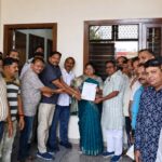 स्मार्ट मीटर के विरोध में सासनी गेट औद्योगिक वेलफेयर संस्थान ने विधायिका को सौंपा ज्ञापन
