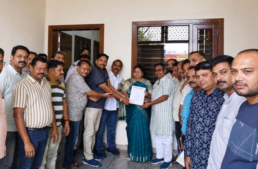 स्मार्ट मीटर के विरोध में सासनी गेट औद्योगिक वेलफेयर संस्थान ने विधायिका को सौंपा ज्ञापन