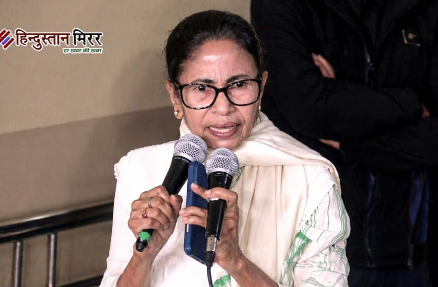 स्ट्रॉन्ग रूम पहुंचीं ममता, कहा EVM लूटने नहीं दूंगी