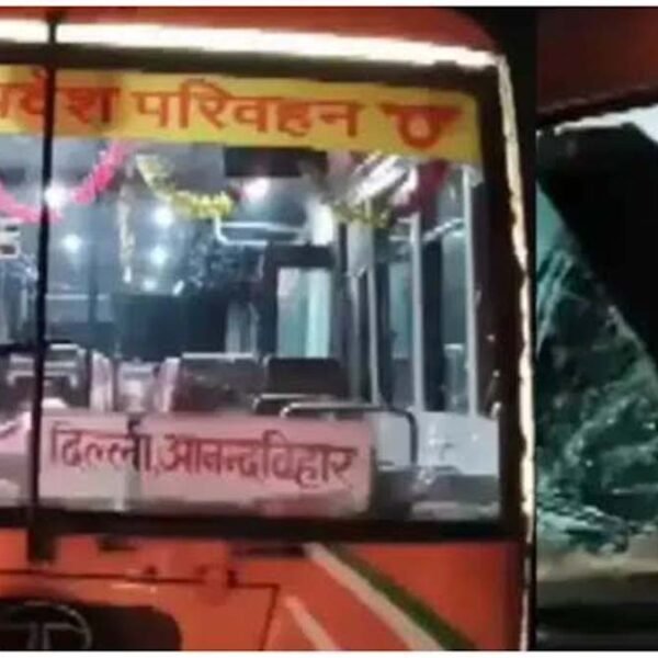 एटा :खड़ी रोडवेज बस में पीछे से घुसा&hellip;