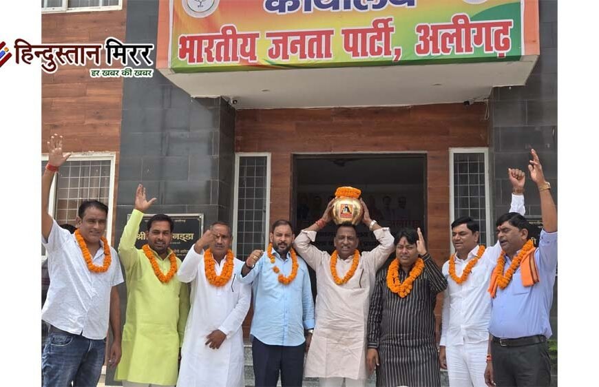 काशी से पहुंचे संत गुरु रविदास जी के पवित्र कलश का अलीगढ़ में भव्य स्वागत, पूरे जिले में निकलेगी कलश वंदन यात्रा