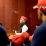 लाल कैप से ब्लू टी-शर्ट तक… अखिलेश ने बताया सपा के नए ड्रेस कोड का मतलब