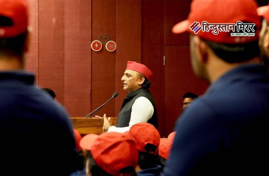 लाल कैप से ब्लू टी-शर्ट तक… अखिलेश ने&hellip;