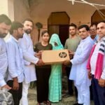 औरैया की जिला टॉपर अनुष्का को पढ़ाई के लिए मिला लैपटॉप