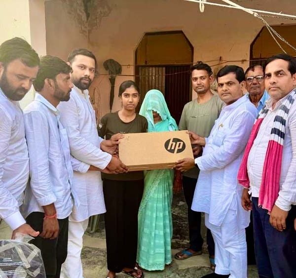 औरैया की जिला टॉपर अनुष्का को पढ़ाई के&hellip;