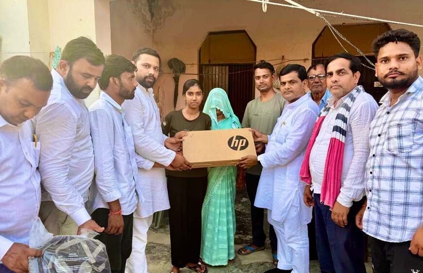 औरैया की जिला टॉपर अनुष्का को पढ़ाई के लिए मिला लैपटॉप