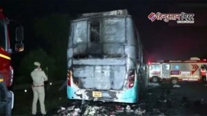 यमुना एक्सप्रेसवे पर चलती स्लीपर बस बनी आग&hellip;